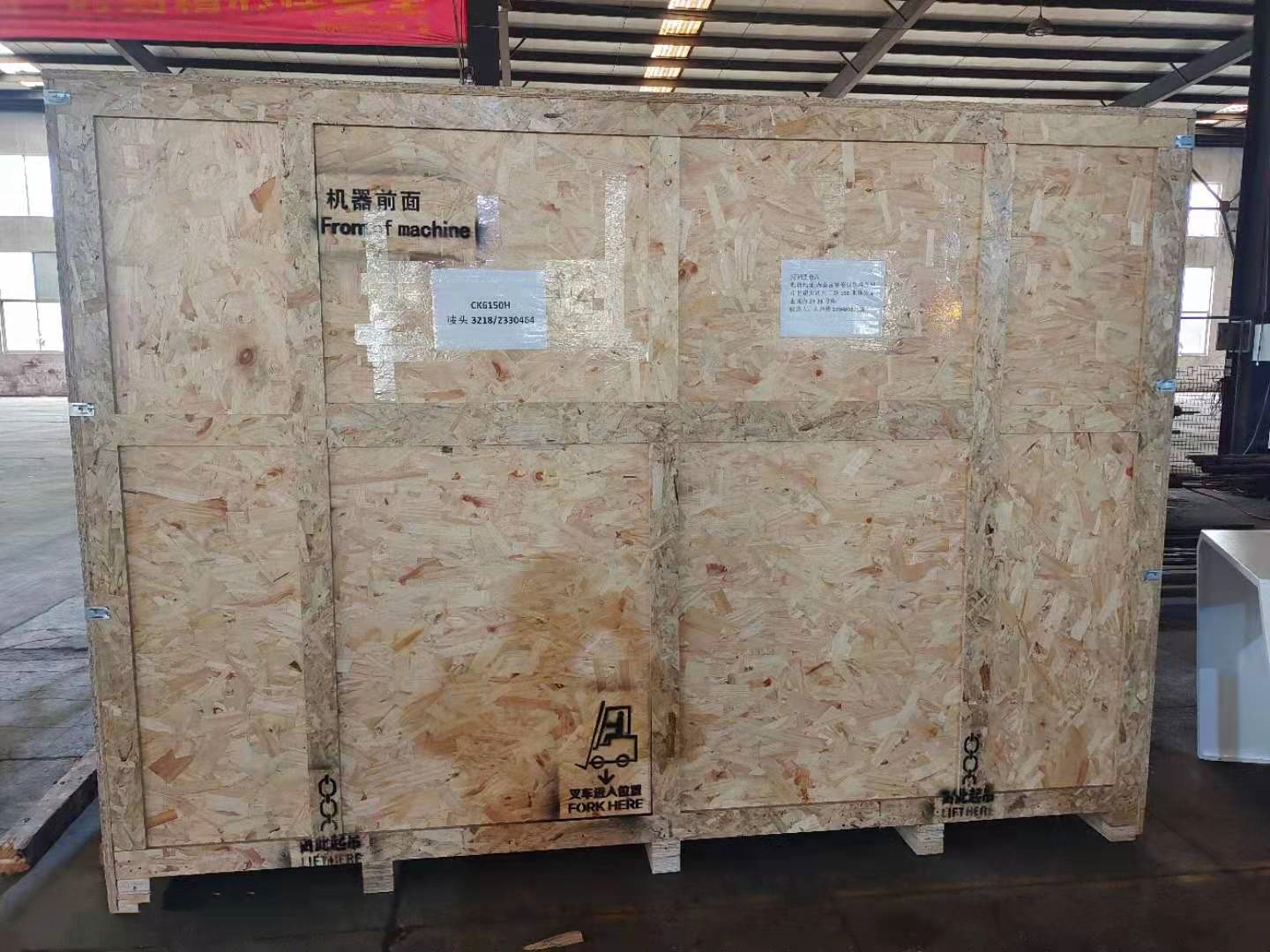 Фотографии упаковки токарного станка с ЧПУ с общей наклонной станиной